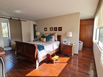 VENDE RESIDENCIA EN AGUILAS, SEGURIDAD, REMODELADA, AMPLIO JARDIN