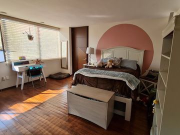 VENDE RESIDENCIA EN AGUILAS, SEGURIDAD, REMODELADA, AMPLIO JARDIN