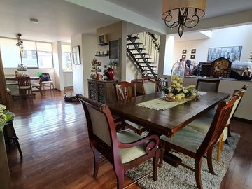 VENDE RESIDENCIA EN AGUILAS, SEGURIDAD, REMODELADA, AMPLIO JARDIN