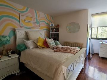 VENDE RESIDENCIA EN AGUILAS, SEGURIDAD, REMODELADA, AMPLIO JARDIN