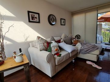 VENDE RESIDENCIA EN AGUILAS, SEGURIDAD, REMODELADA, AMPLIO JARDIN
