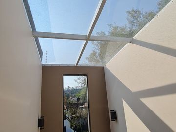 VENDE RESIDENCIA EN AGUILAS, SEGURIDAD, REMODELADA, AMPLIO JARDIN