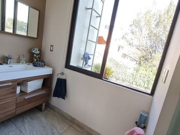 VENDE RESIDENCIA EN AGUILAS, SEGURIDAD, REMODELADA, AMPLIO JARDIN