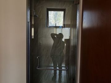 VENDE RESIDENCIA EN AGUILAS, SEGURIDAD, REMODELADA, AMPLIO JARDIN