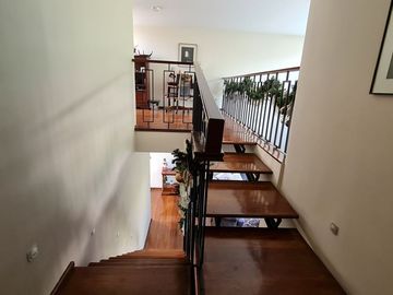 VENDE RESIDENCIA EN AGUILAS, SEGURIDAD, REMODELADA, AMPLIO JARDIN
