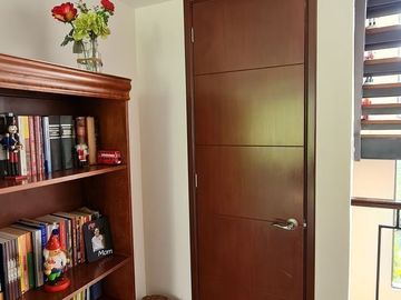 VENDE RESIDENCIA EN AGUILAS, SEGURIDAD, REMODELADA, AMPLIO JARDIN