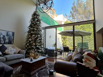 VENDE RESIDENCIA EN AGUILAS, SEGURIDAD, REMODELADA, AMPLIO JARDIN