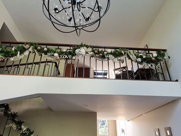 VENDE RESIDENCIA EN AGUILAS, SEGURIDAD, REMODELADA, AMPLIO JARDIN