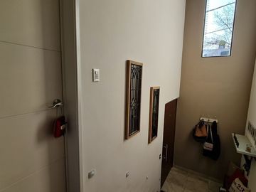 VENDE RESIDENCIA EN AGUILAS, SEGURIDAD, REMODELADA, AMPLIO JARDIN