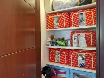 VENDE RESIDENCIA EN AGUILAS, SEGURIDAD, REMODELADA, AMPLIO JARDIN