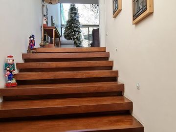 VENDE RESIDENCIA EN AGUILAS, SEGURIDAD, REMODELADA, AMPLIO JARDIN