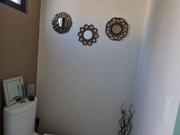 VENDE RESIDENCIA EN AGUILAS, SEGURIDAD, REMODELADA, AMPLIO JARDIN