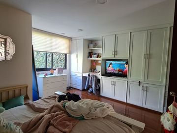 VENDE RESIDENCIA EN AGUILAS, SEGURIDAD, REMODELADA, AMPLIO JARDIN