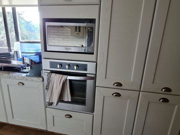 VENDE RESIDENCIA EN AGUILAS, SEGURIDAD, REMODELADA, AMPLIO JARDIN