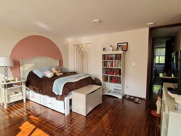 VENDE RESIDENCIA EN AGUILAS, SEGURIDAD, REMODELADA, AMPLIO JARDIN