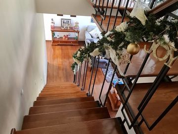 VENDE RESIDENCIA EN AGUILAS, SEGURIDAD, REMODELADA, AMPLIO JARDIN