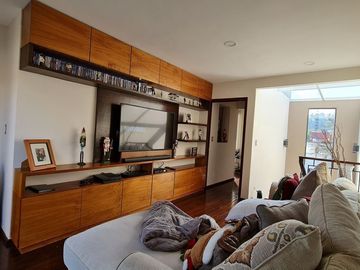 VENDE RESIDENCIA EN AGUILAS, SEGURIDAD, REMODELADA, AMPLIO JARDIN