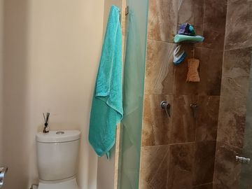 VENDE RESIDENCIA EN AGUILAS, SEGURIDAD, REMODELADA, AMPLIO JARDIN