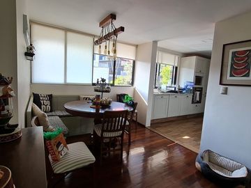 VENDE RESIDENCIA EN AGUILAS, SEGURIDAD, REMODELADA, AMPLIO JARDIN