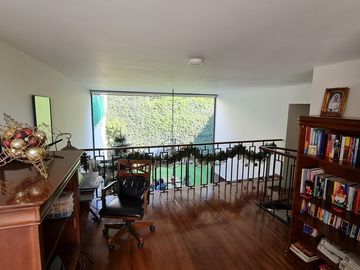VENDE RESIDENCIA EN AGUILAS, SEGURIDAD, REMODELADA, AMPLIO JARDIN