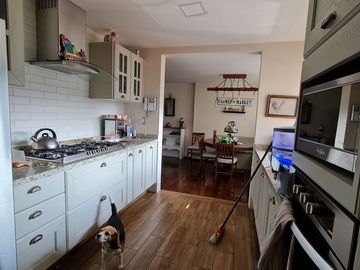 VENDE RESIDENCIA EN AGUILAS, SEGURIDAD, REMODELADA, AMPLIO JARDIN