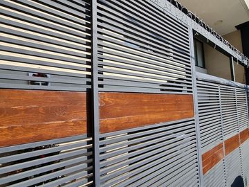 VENDE RESIDENCIA EN AGUILAS, SEGURIDAD, REMODELADA, AMPLIO JARDIN