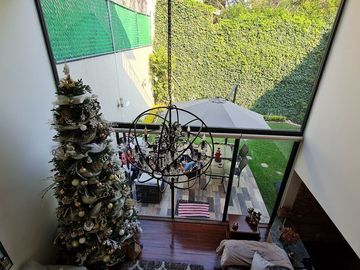 VENDE RESIDENCIA EN AGUILAS, SEGURIDAD, REMODELADA, AMPLIO JARDIN