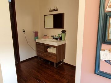 VENDE RESIDENCIA EN AGUILAS, SEGURIDAD, REMODELADA, AMPLIO JARDIN