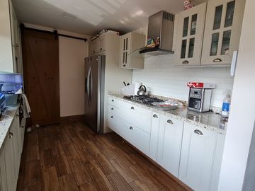 VENDE RESIDENCIA EN AGUILAS, SEGURIDAD, REMODELADA, AMPLIO JARDIN