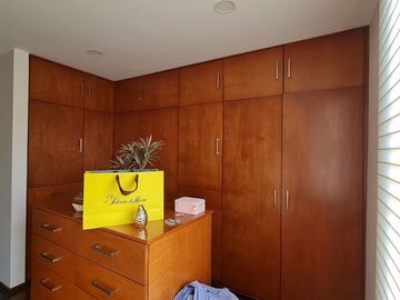 VENDE RESIDENCIA EN AGUILAS, SEGURIDAD, REMODELADA, AMPLIO JARDIN