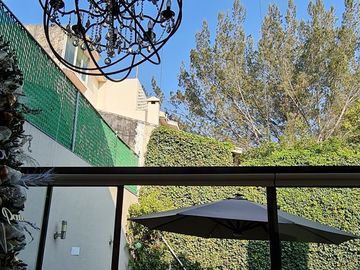 VENDE RESIDENCIA EN AGUILAS, SEGURIDAD, REMODELADA, AMPLIO JARDIN
