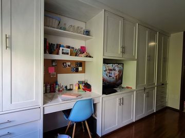 VENDE RESIDENCIA EN AGUILAS, SEGURIDAD, REMODELADA, AMPLIO JARDIN