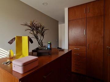 VENDE RESIDENCIA EN AGUILAS, SEGURIDAD, REMODELADA, AMPLIO JARDIN