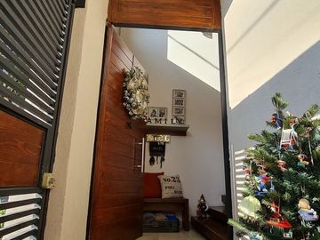 VENDE RESIDENCIA EN AGUILAS, SEGURIDAD, REMODELADA, AMPLIO JARDIN
