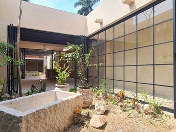 Casa en venta totalmente restaurada a 2 cuadras de la calle 60 en Mérida Yucatán