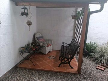 VENDO CASA SURAMERICA PARTE BAJA CERCA AL MALL DE LA 77 SUR