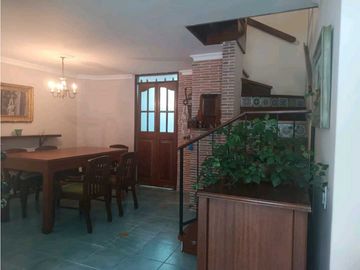 VENDO CASA SURAMERICA PARTE BAJA CERCA AL MALL DE LA 77 SUR