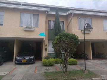 VENDO CASA SURAMERICA PARTE BAJA CERCA AL MALL DE LA 77 SUR