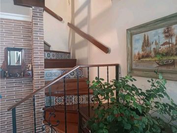 VENDO CASA SURAMERICA PARTE BAJA CERCA AL MALL DE LA 77 SUR