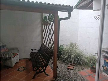 VENDO CASA SURAMERICA PARTE BAJA CERCA AL MALL DE LA 77 SUR