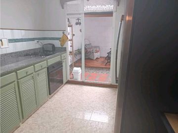 VENDO CASA SURAMERICA PARTE BAJA CERCA AL MALL DE LA 77 SUR