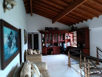 CASA SURAMERICA NO ADOSADA DOBLE LOTE PISCINA PRIVADA CON ZONA VERDE