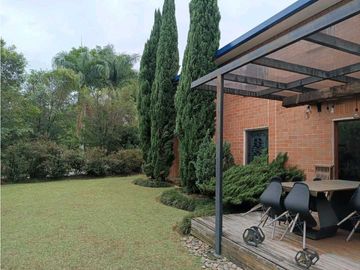 CASA SURAMERICA NO ADOSADA DOBLE LOTE PISCINA PRIVADA CON ZONA VERDE