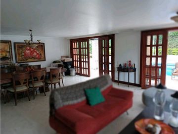 CASA SURAMERICA NO ADOSADA DOBLE LOTE PISCINA PRIVADA CON ZONA VERDE