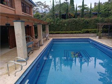 CASA SURAMERICA NO ADOSADA DOBLE LOTE PISCINA PRIVADA CON ZONA VERDE