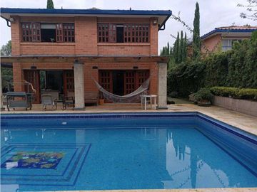 CASA SURAMERICA NO ADOSADA DOBLE LOTE PISCINA PRIVADA CON ZONA VERDE