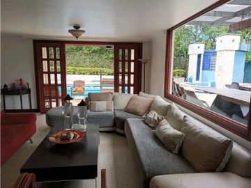 CASA SURAMERICA NO ADOSADA DOBLE LOTE PISCINA PRIVADA CON ZONA VERDE