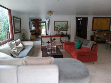 CASA SURAMERICA NO ADOSADA DOBLE LOTE PISCINA PRIVADA CON ZONA VERDE