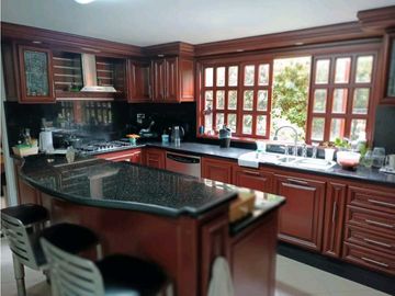 CASA SURAMERICA NO ADOSADA DOBLE LOTE PISCINA PRIVADA CON ZONA VERDE