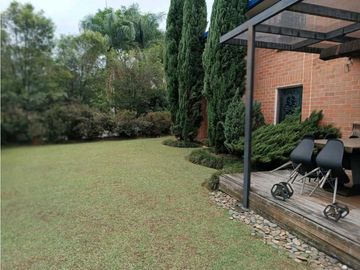CASA SURAMERICA NO ADOSADA DOBLE LOTE PISCINA PRIVADA CON ZONA VERDE